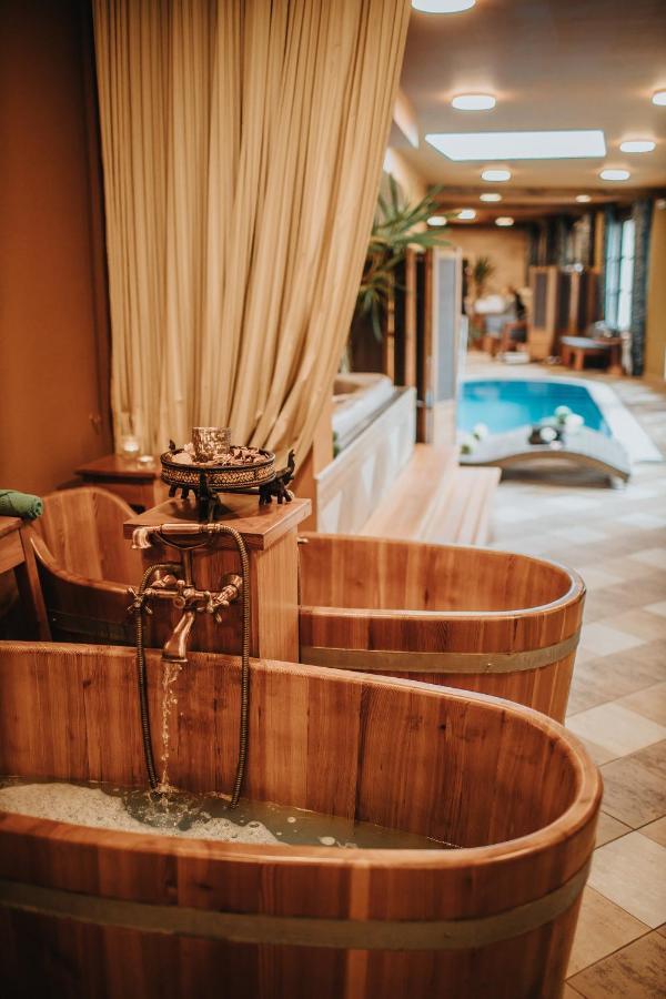 Hotel Ruze Чеський Крумлов Екстер'єр фото A wooden bathtub