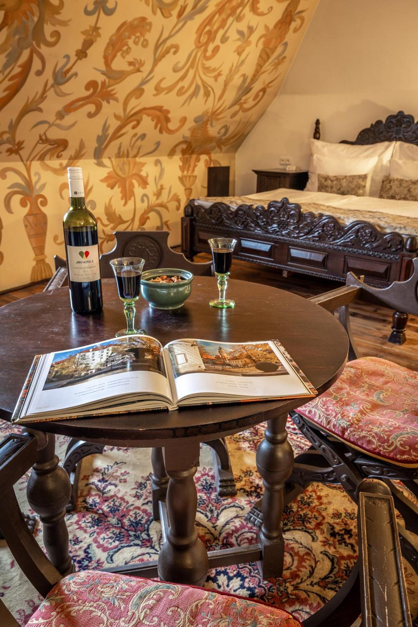 Hotel Ruze Чеський Крумлов Екстер'єр фото A wine tasting at the winery